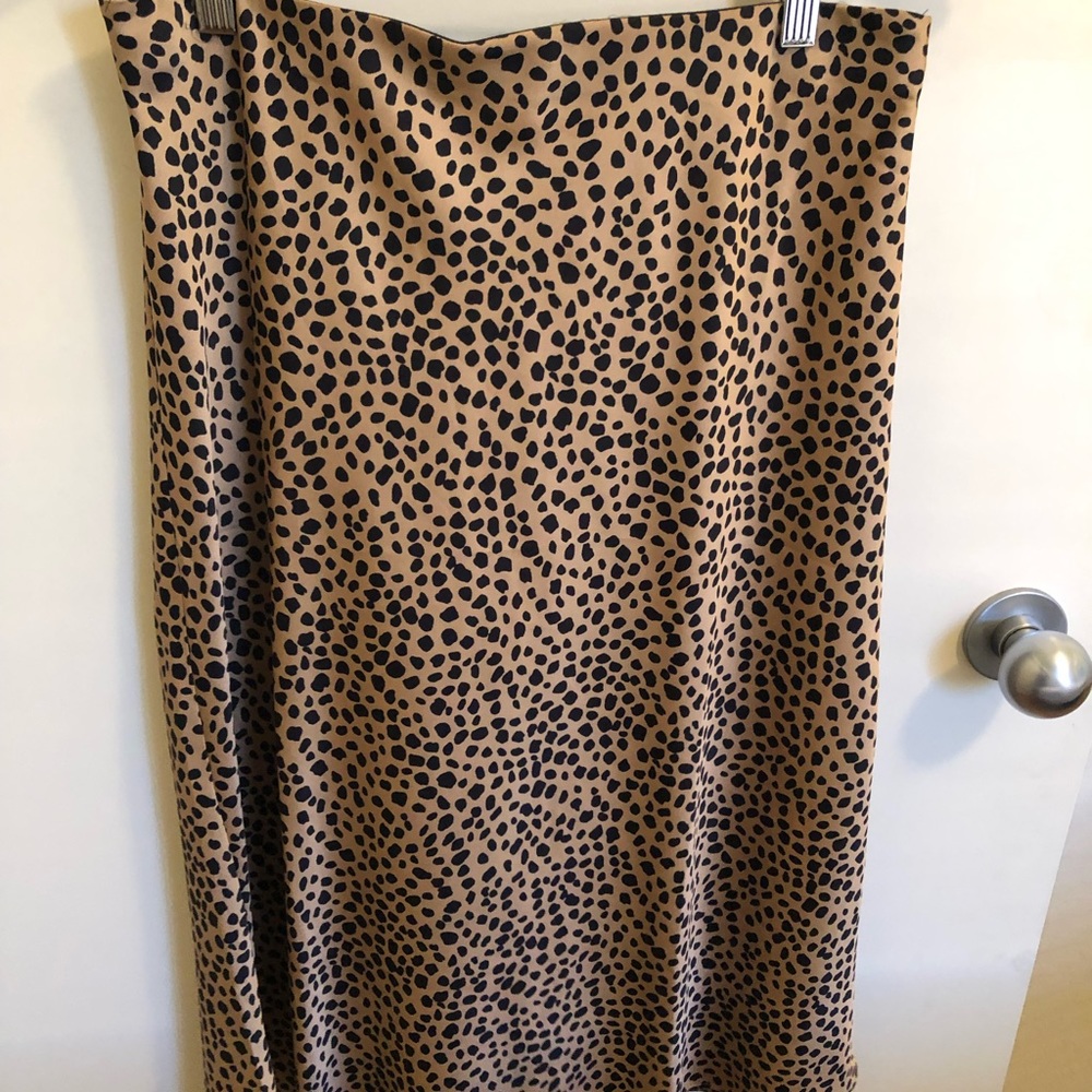 Ann Taylor LOFT lightweight animal print skirt with elastic waist.  Size M